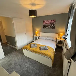 Cosy With Parking Close To Centre Holiday home