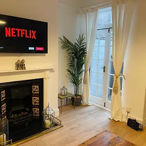 Newly Refurbished Centre House With Parking Holiday home